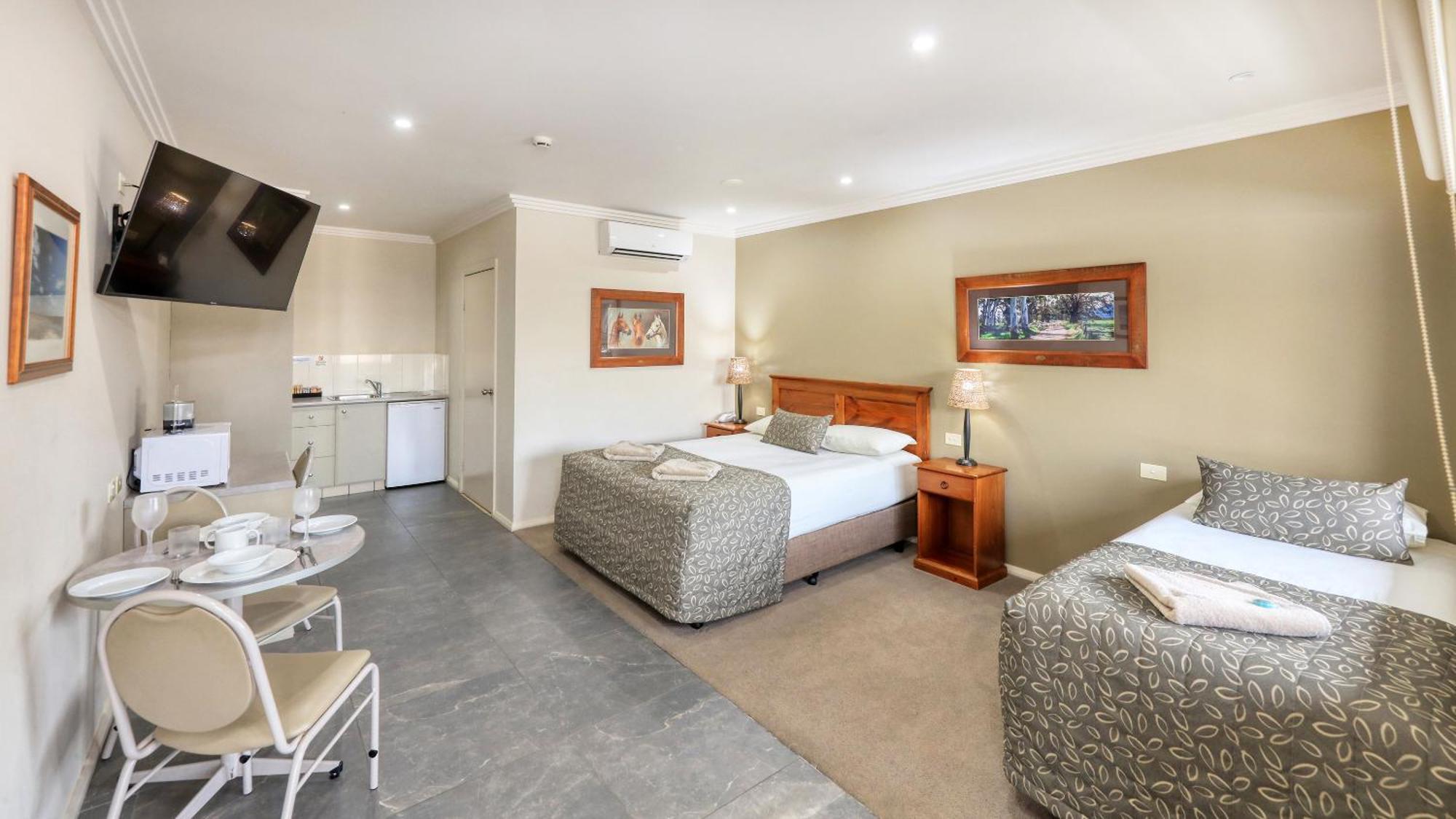 The Saltbush Motor Inn Hay Buitenkant foto
