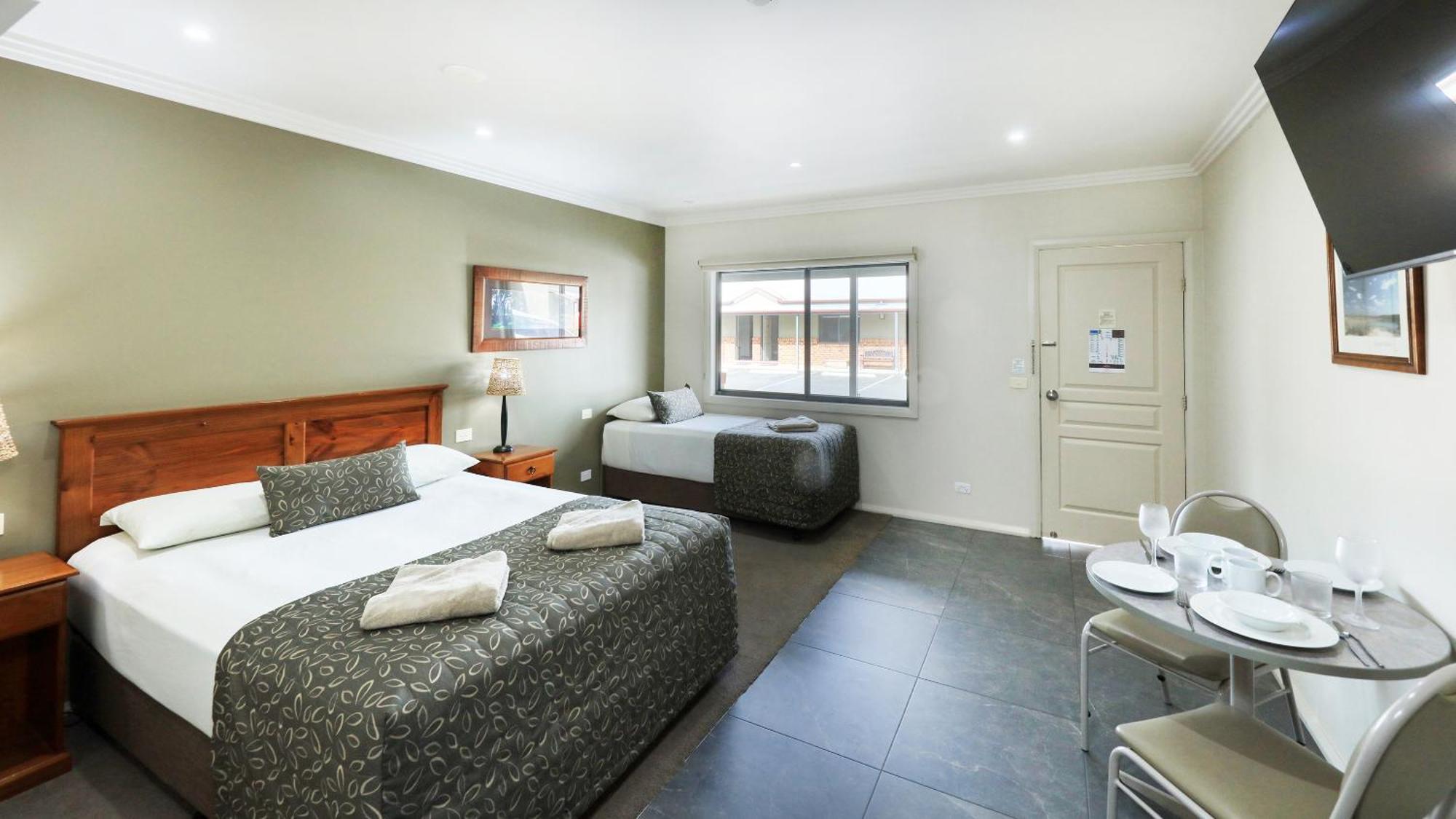 The Saltbush Motor Inn Hay Buitenkant foto
