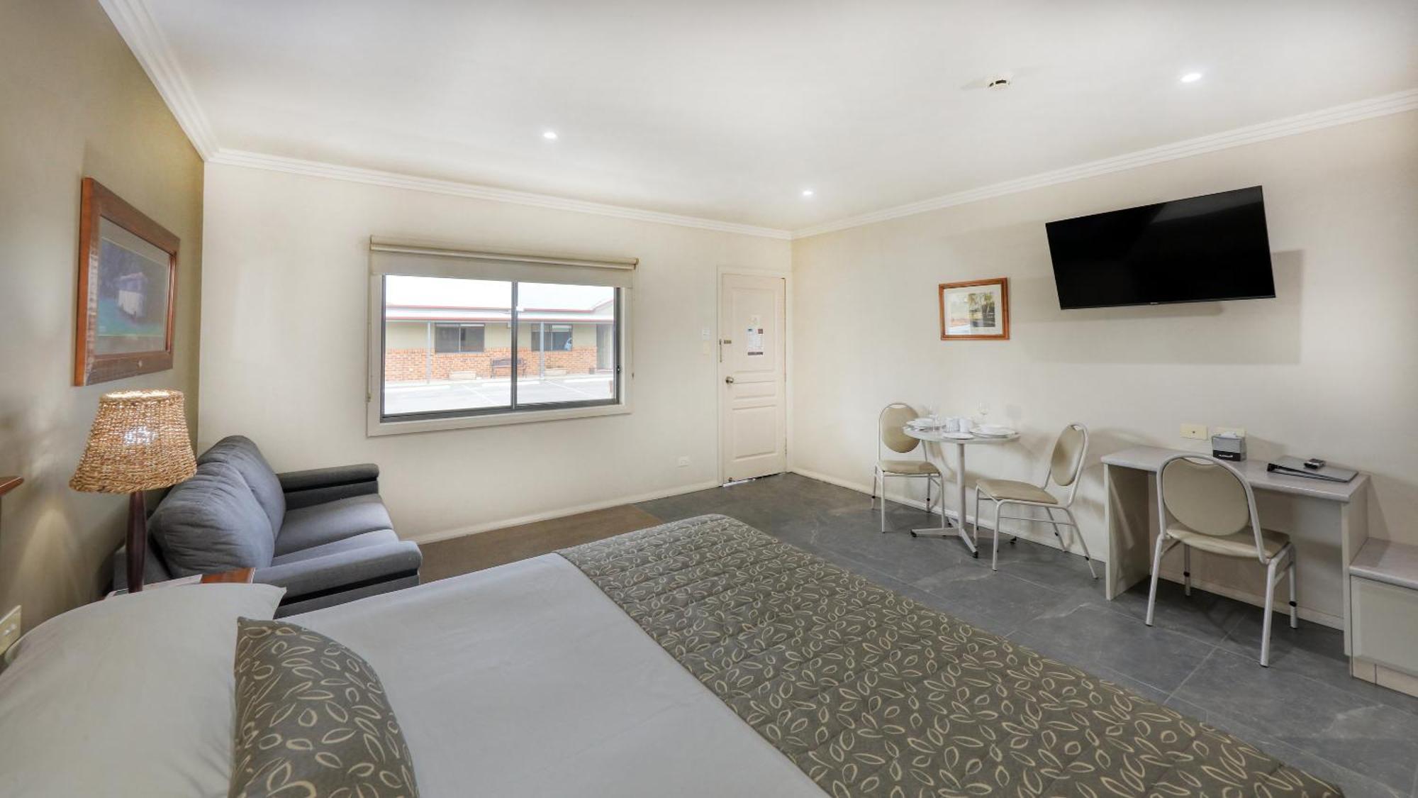 The Saltbush Motor Inn Hay Buitenkant foto