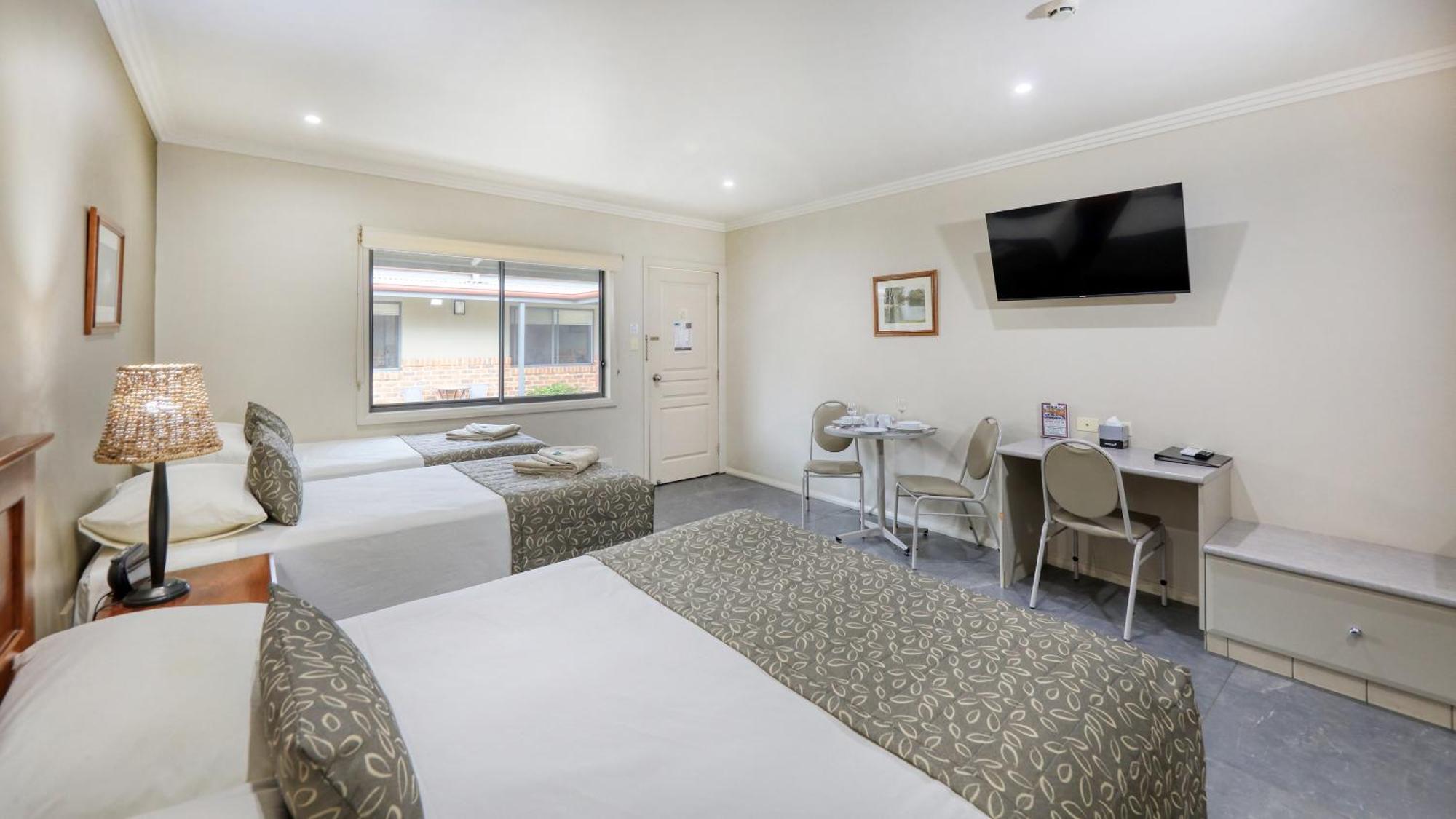 The Saltbush Motor Inn Hay Buitenkant foto