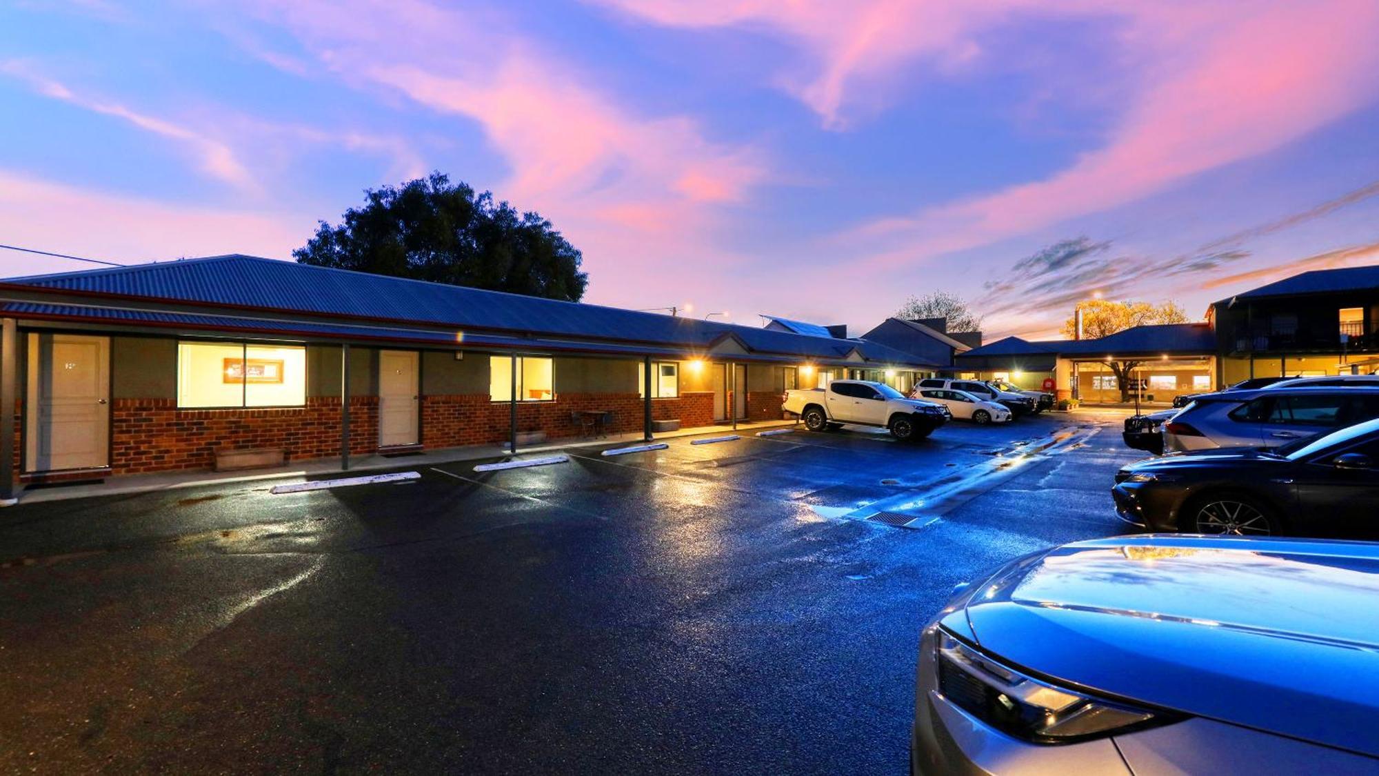 The Saltbush Motor Inn Hay Buitenkant foto