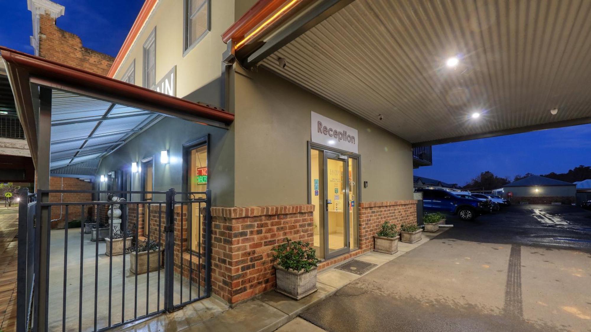 The Saltbush Motor Inn Hay Buitenkant foto