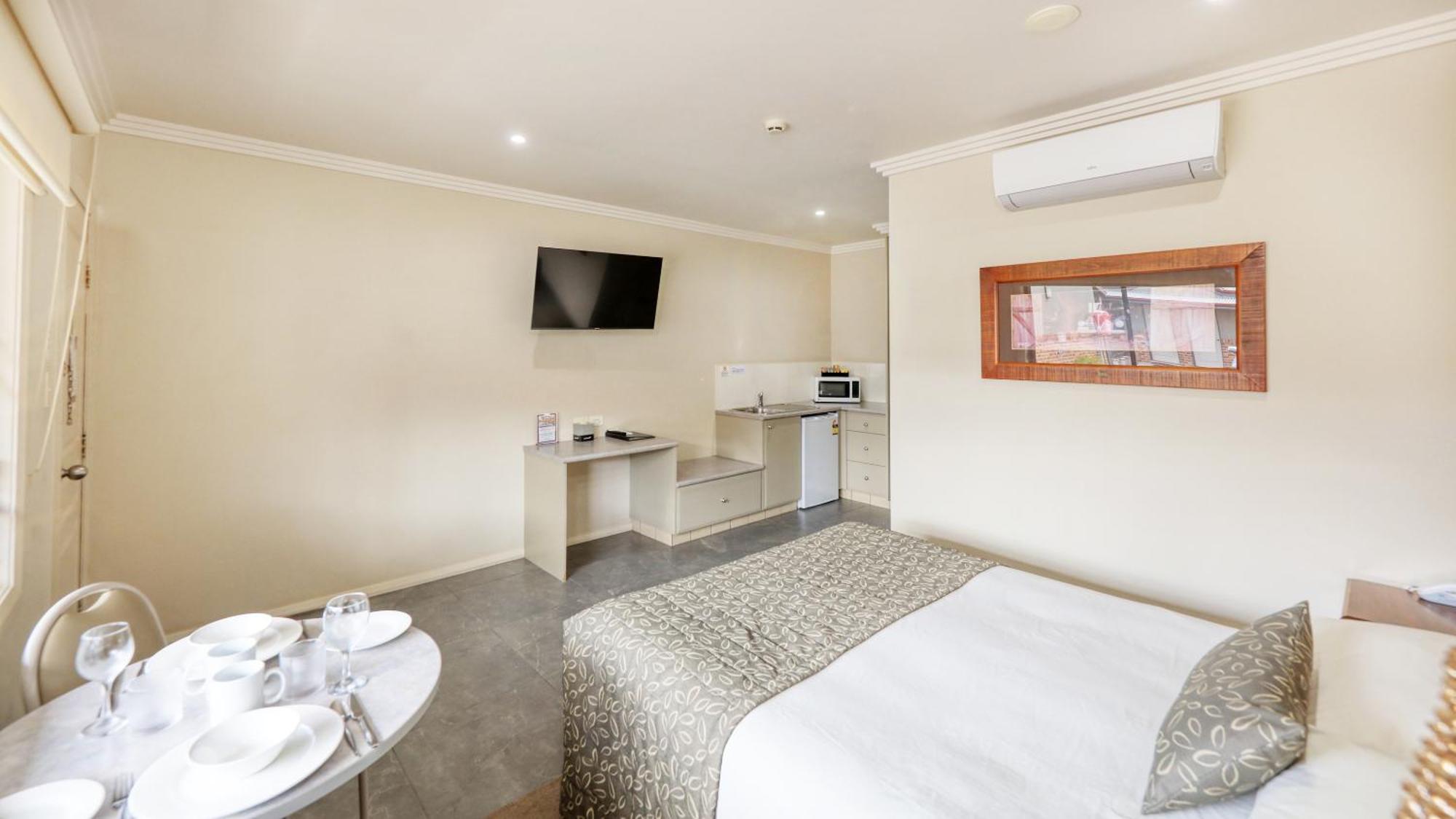 The Saltbush Motor Inn Hay Buitenkant foto