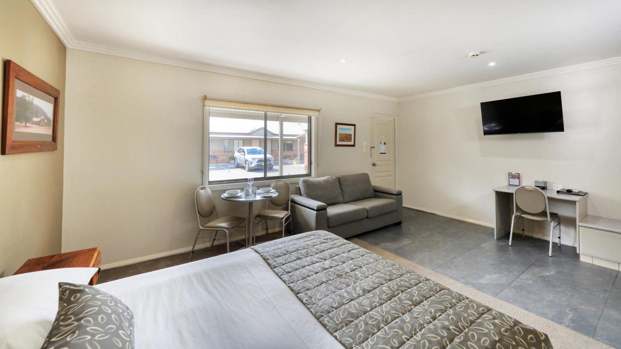 The Saltbush Motor Inn Hay Buitenkant foto