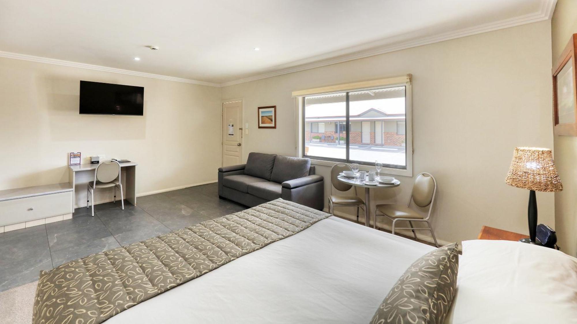 The Saltbush Motor Inn Hay Buitenkant foto