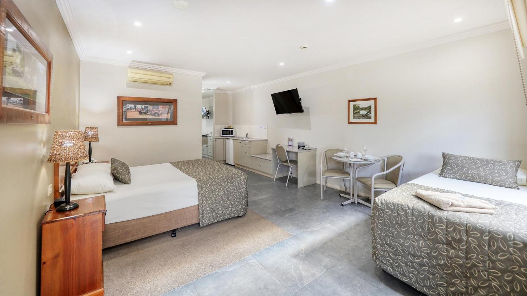 The Saltbush Motor Inn Hay Buitenkant foto