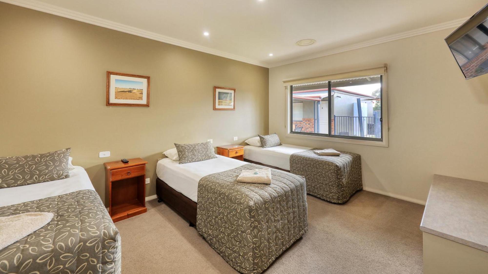 The Saltbush Motor Inn Hay Buitenkant foto