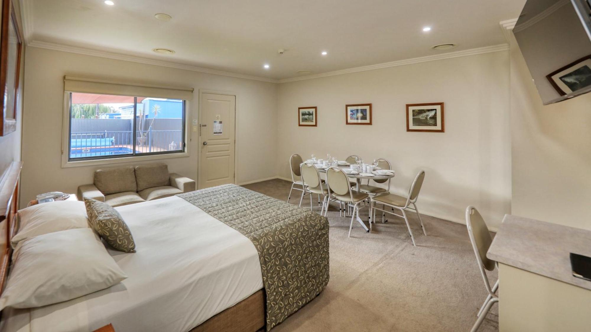 The Saltbush Motor Inn Hay Buitenkant foto