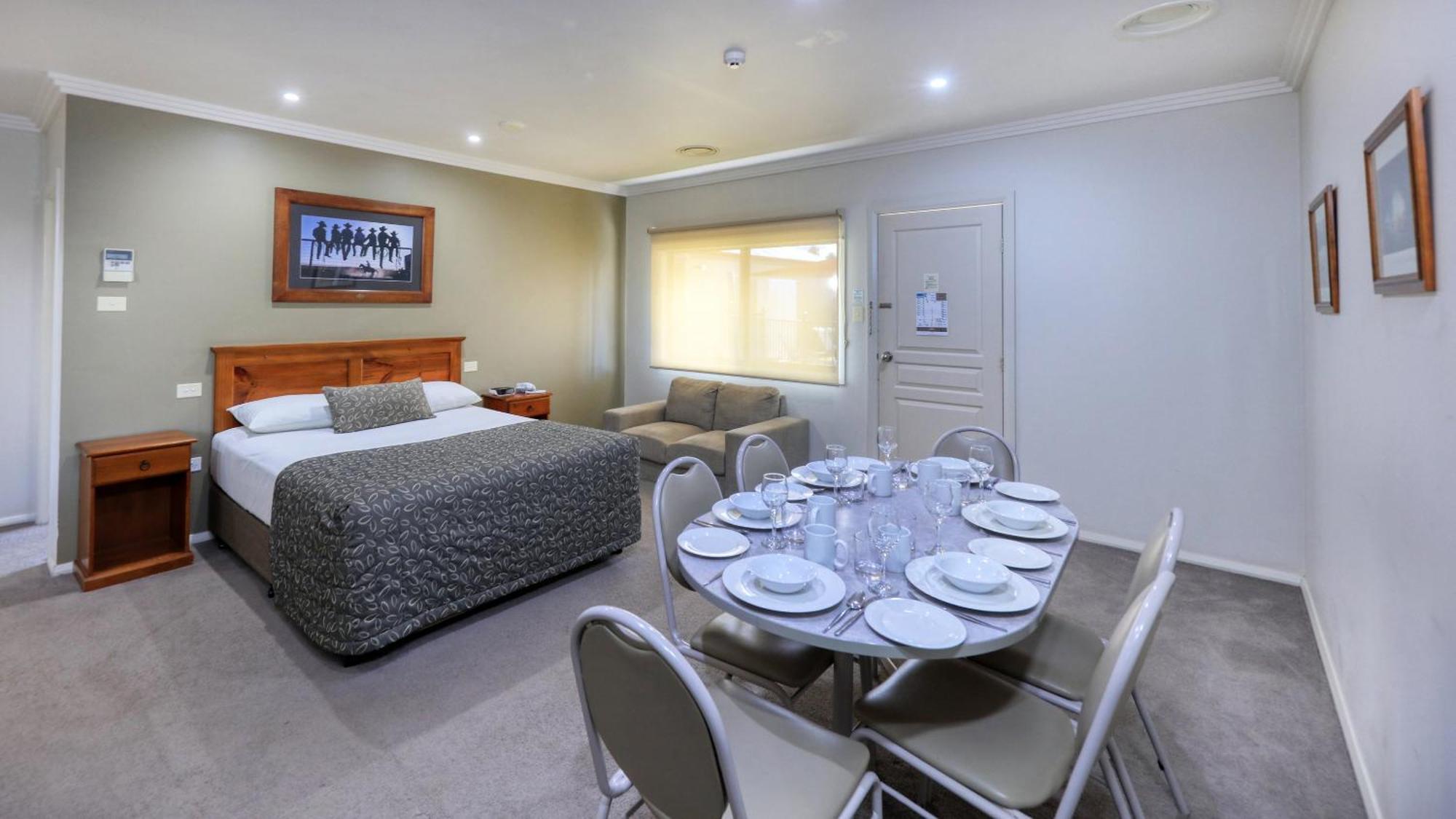 The Saltbush Motor Inn Hay Buitenkant foto