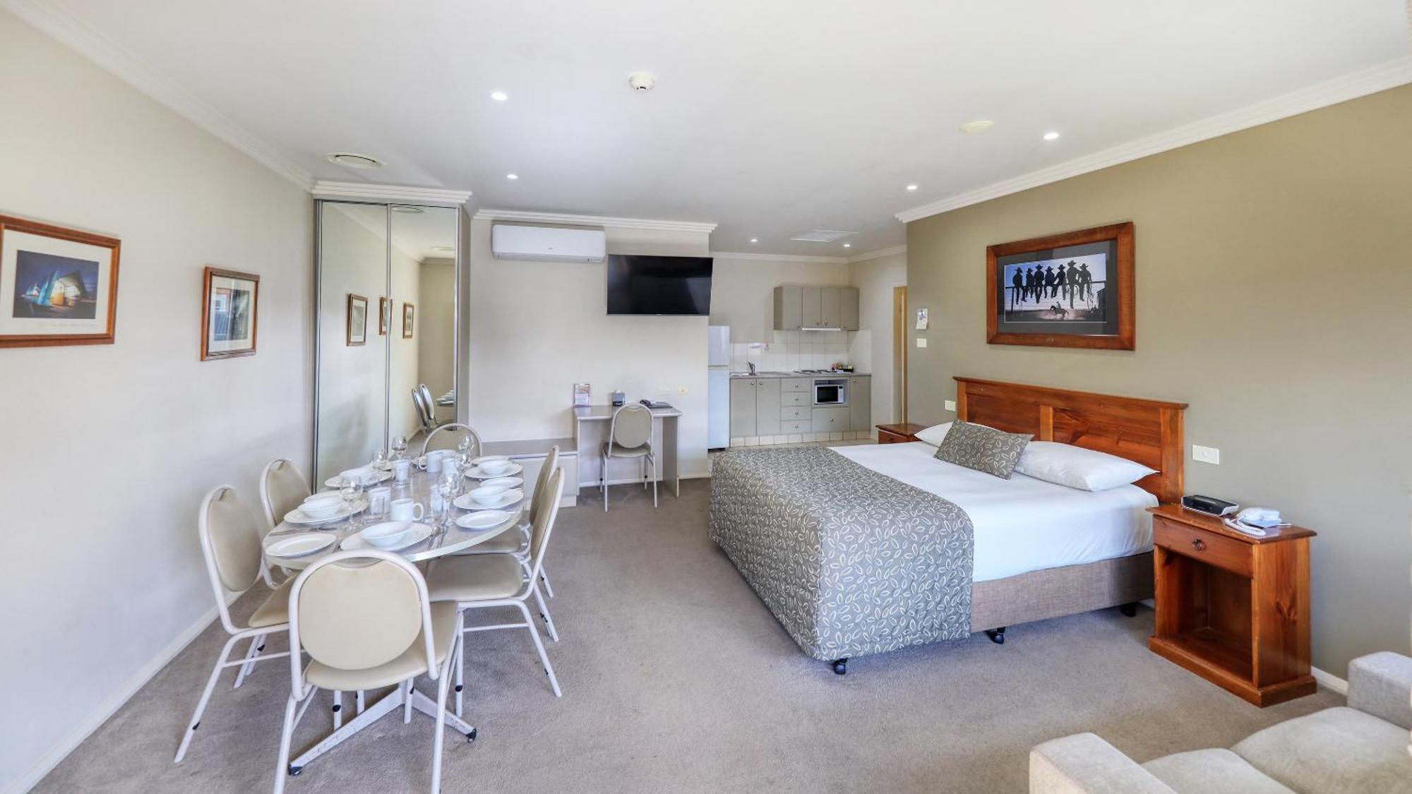 The Saltbush Motor Inn Hay Buitenkant foto