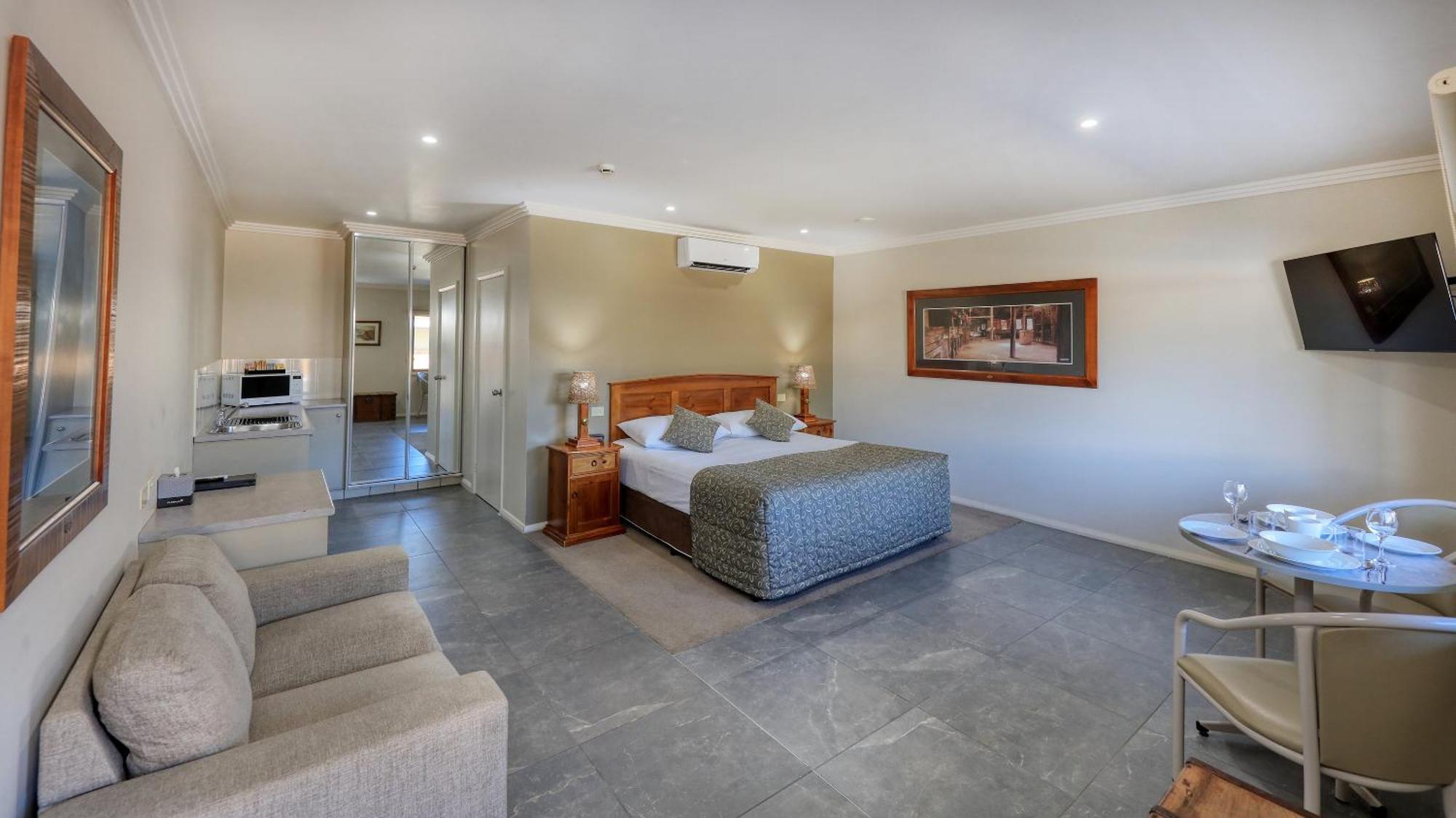 The Saltbush Motor Inn Hay Buitenkant foto