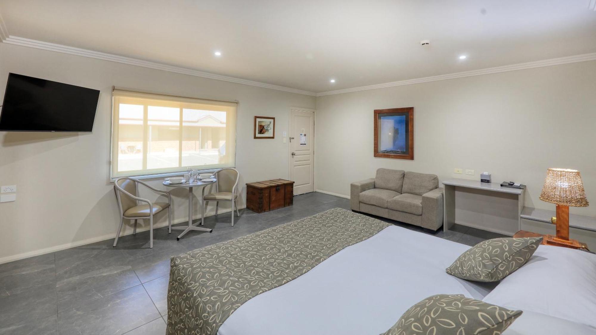 The Saltbush Motor Inn Hay Buitenkant foto