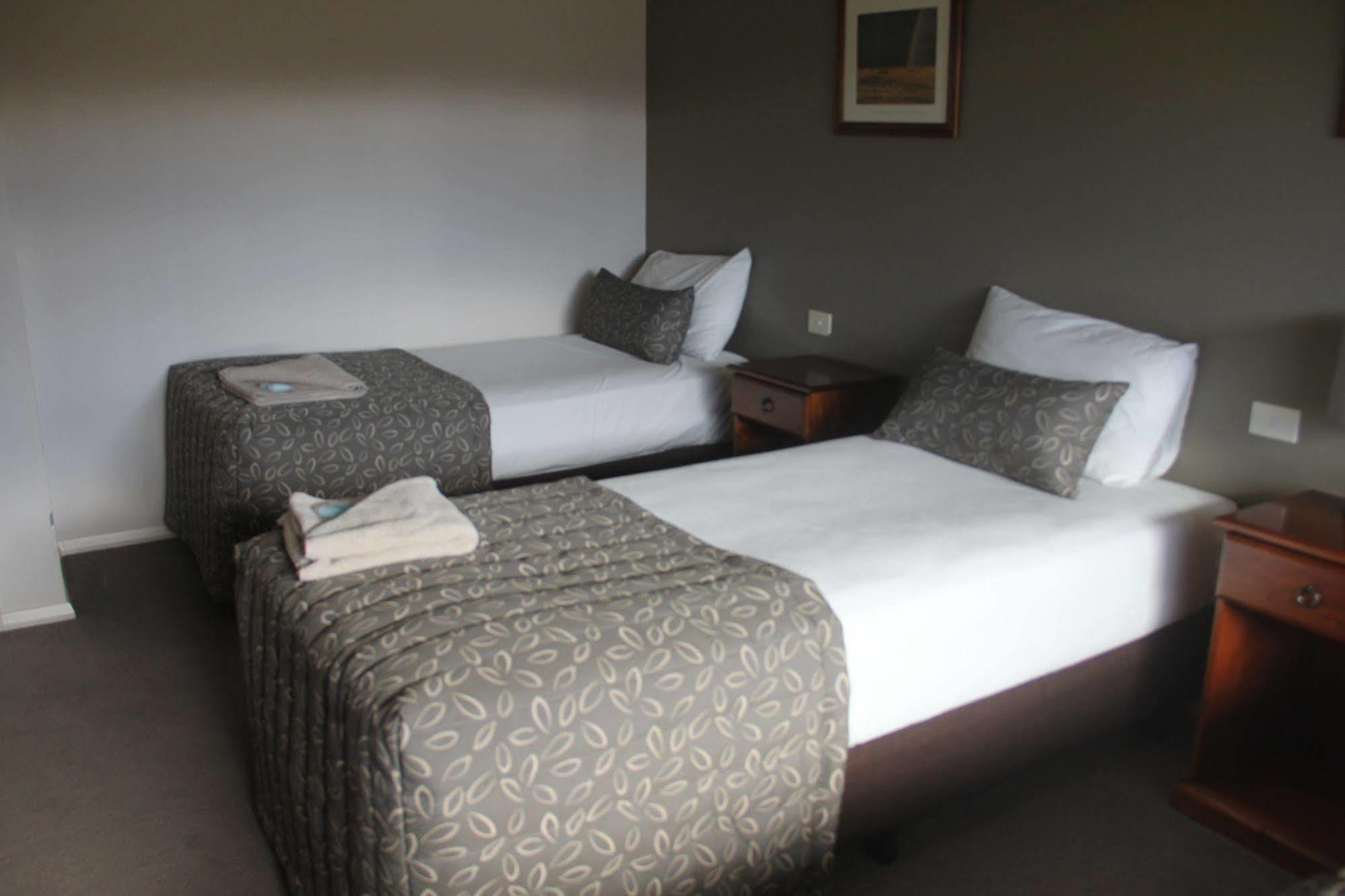 The Saltbush Motor Inn Hay Buitenkant foto