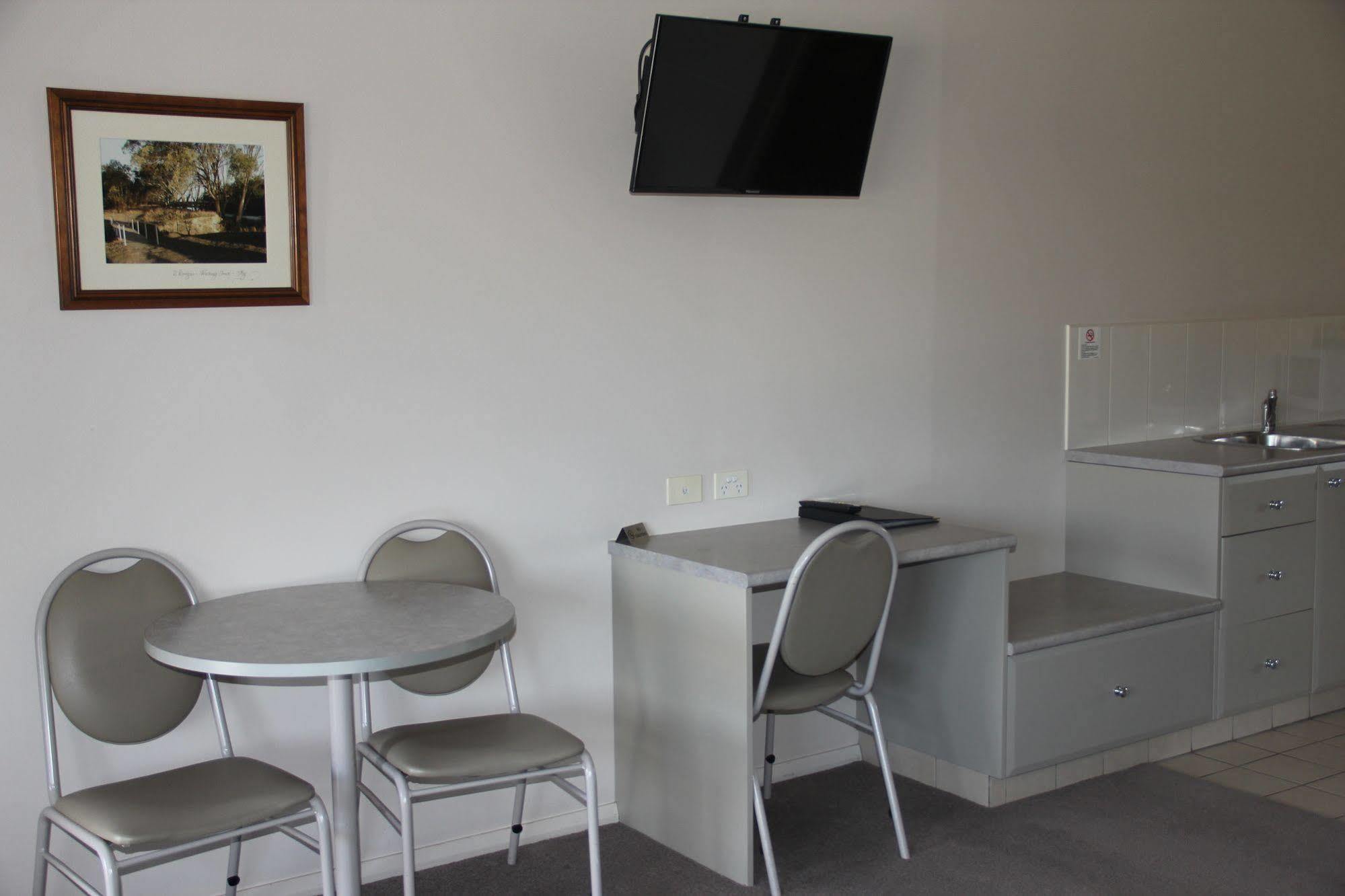 The Saltbush Motor Inn Hay Buitenkant foto