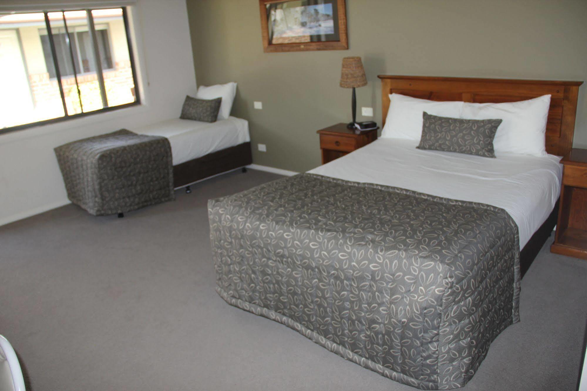 The Saltbush Motor Inn Hay Buitenkant foto