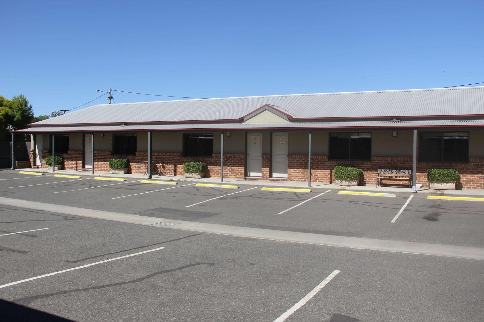 The Saltbush Motor Inn Hay Buitenkant foto