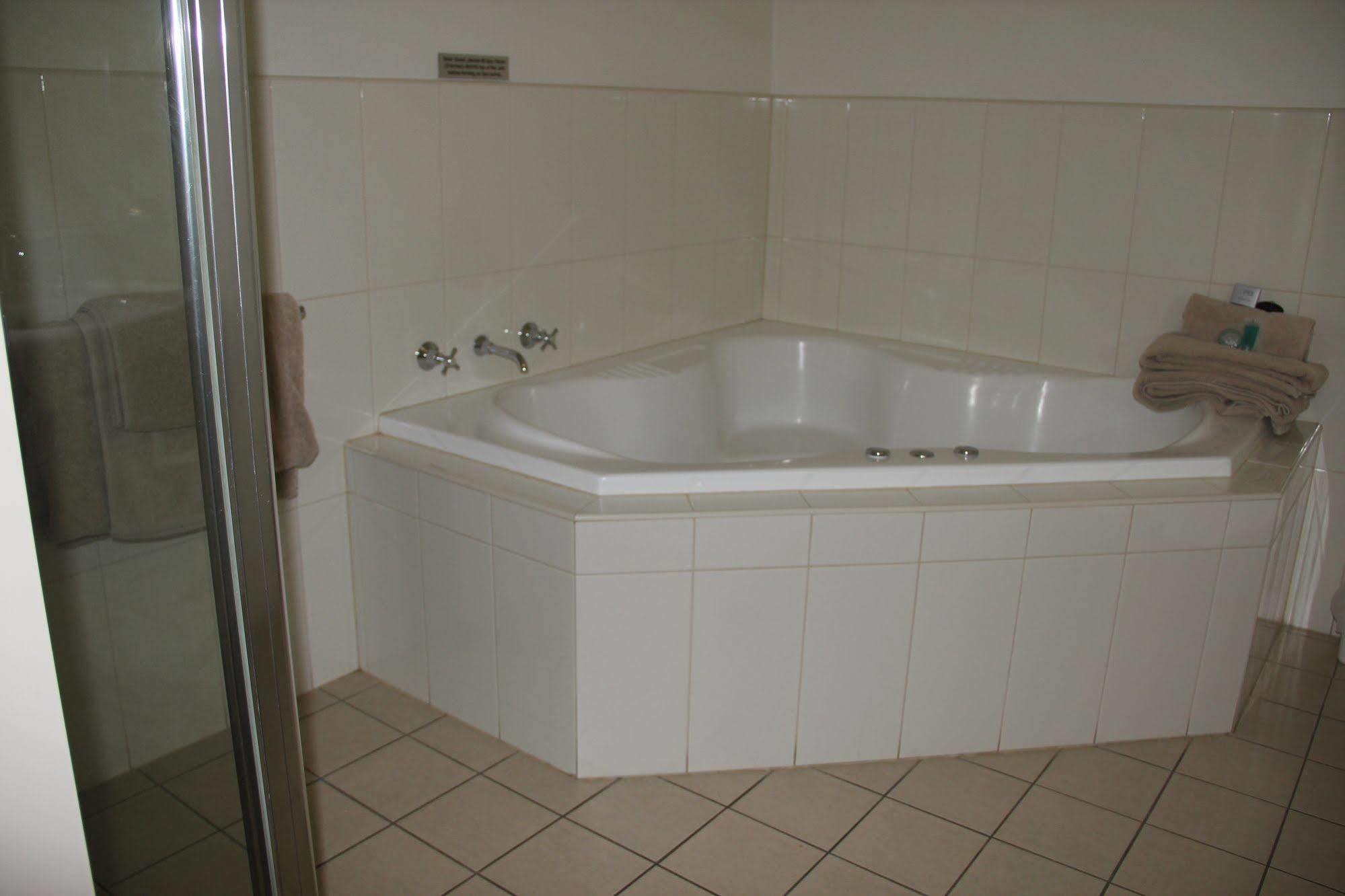 The Saltbush Motor Inn Hay Buitenkant foto